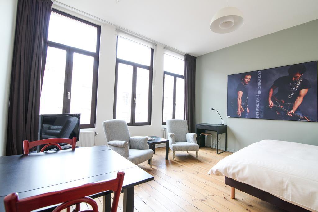 Because The Night City Lodge Антверпен Номер фото