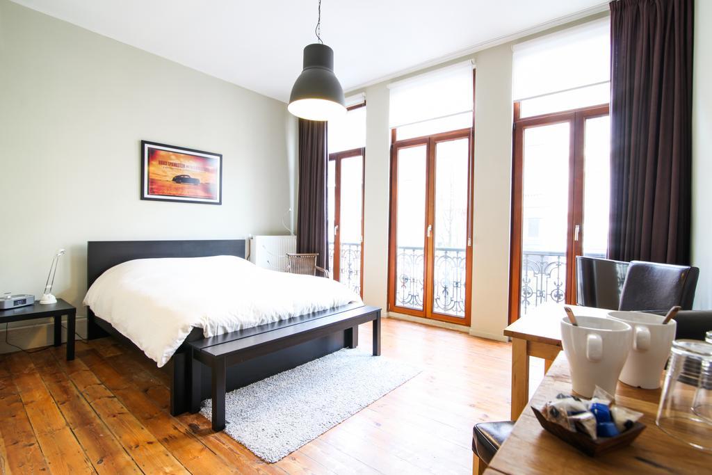 Because The Night City Lodge Антверпен Номер фото